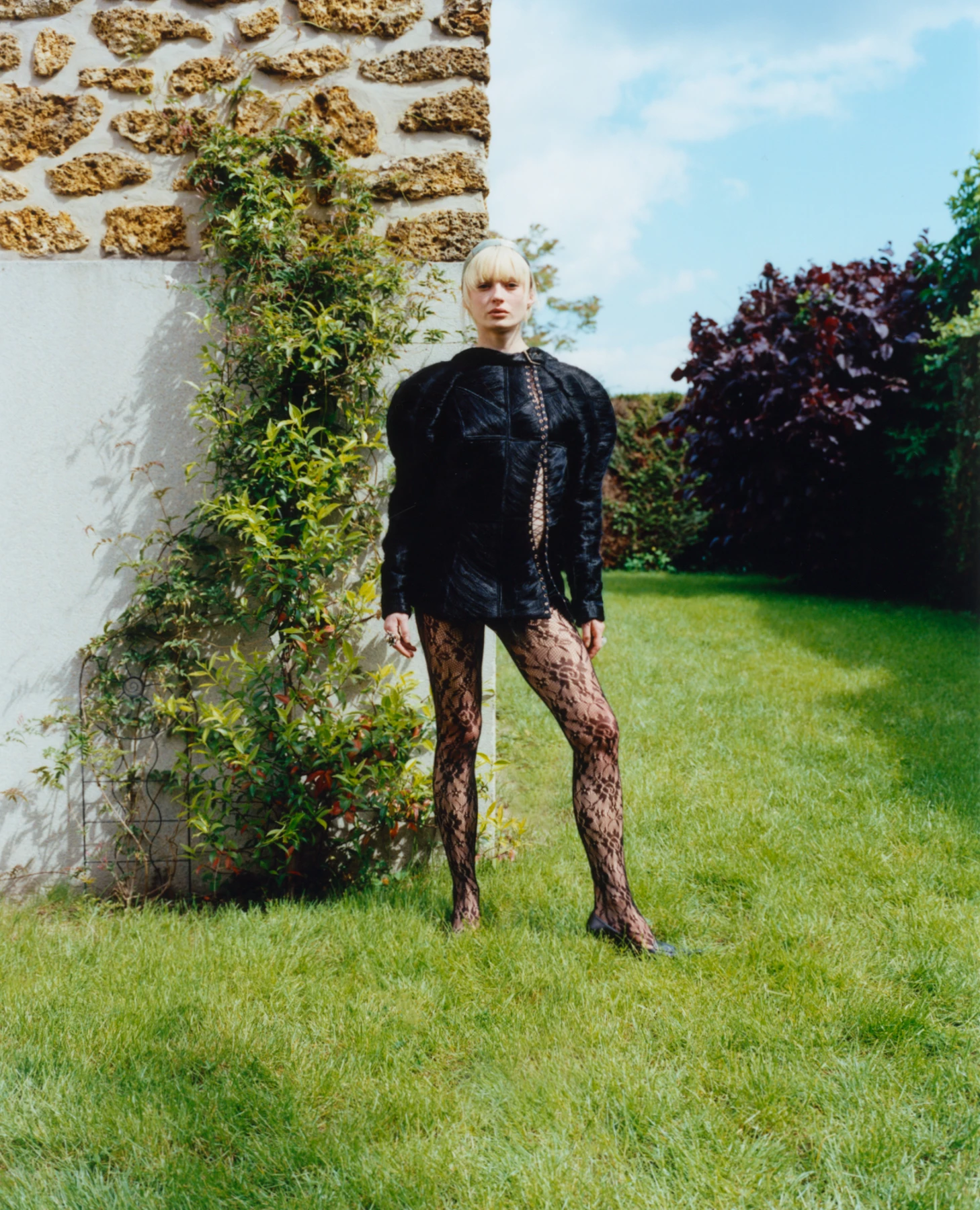 Cette photographie est une photographie de mode photographié par le photographe Raul Guillermo. La photographie représente un un portrait mode d’une jeune mannequin en pied. La Mannequin est habillée de façon très mode et photographiée dans un jardin. Il y a un très fort contraste, les couleurs sont presques saturées mettant ainsi en valeur la mannequin et le vêtement. Le photographe, Raul Guillermo, est un photographe de mode représentée par l’agence de représentation d’artistes appelée ANTIGNY AGENCY