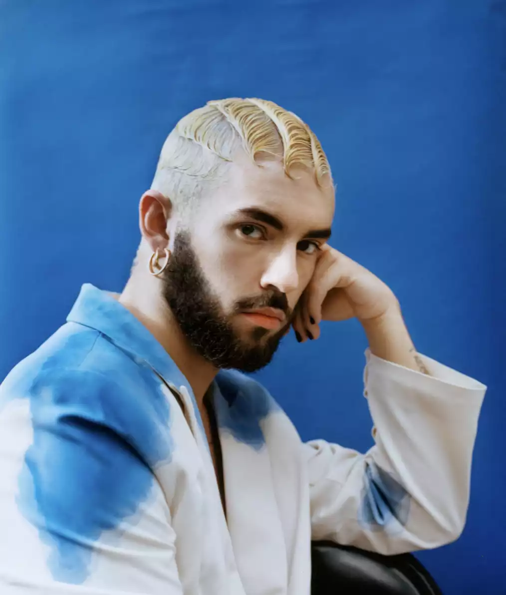 Cette photographie est un visuel ou Portrait mode d’un danseur shooté par le photographe Raul Guillermo. Raul est un photographe de mode basé à Paris. Il est représenté au sein de l’agence Antigny Agency