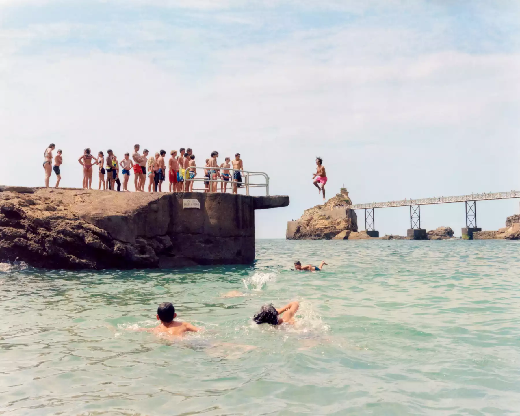 Cette photographie représente une scène de jeunes hommes au bord de la mer. Cette photographie a été réalisée par le photographe péruvien Raul Guillermo. Cette photographie représente toute la jeuneusse qui s’amuse dans la mer. Par le travail photographie du photographe Raul Guillermo nous pouvons ressentir cette jeunesse, cette vivacité, cette joie de vivre. Il y a ici tout un travail sur le cadrage dans la photographie mais aussi et surtout sur le travail de la photographie vis à vis de la couleur
