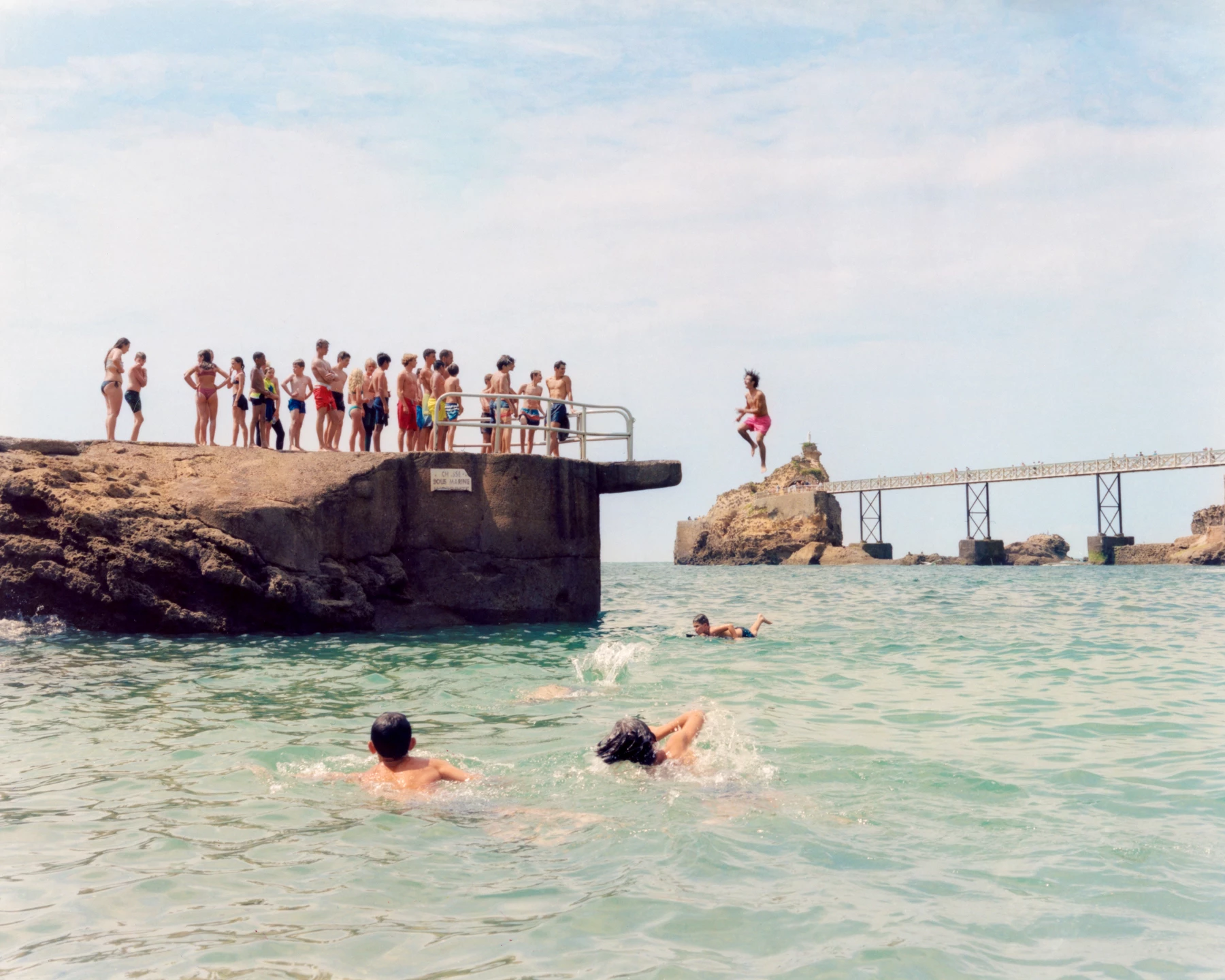 Cette photographie représente une scène de jeunes hommes au bord de la mer. Cette photographie a été réalisée par le photographe péruvien Raul Guillermo. Cette photographie représente toute la jeuneusse qui s’amuse dans la mer. Par le travail photographie du photographe Raul Guillermo nous pouvons ressentir cette jeunesse, cette vivacité, cette joie de vivre. Il y a ici tout un travail sur le cadrage dans la photographie mais aussi et surtout sur le travail de la photographie vis à vis de la couleur