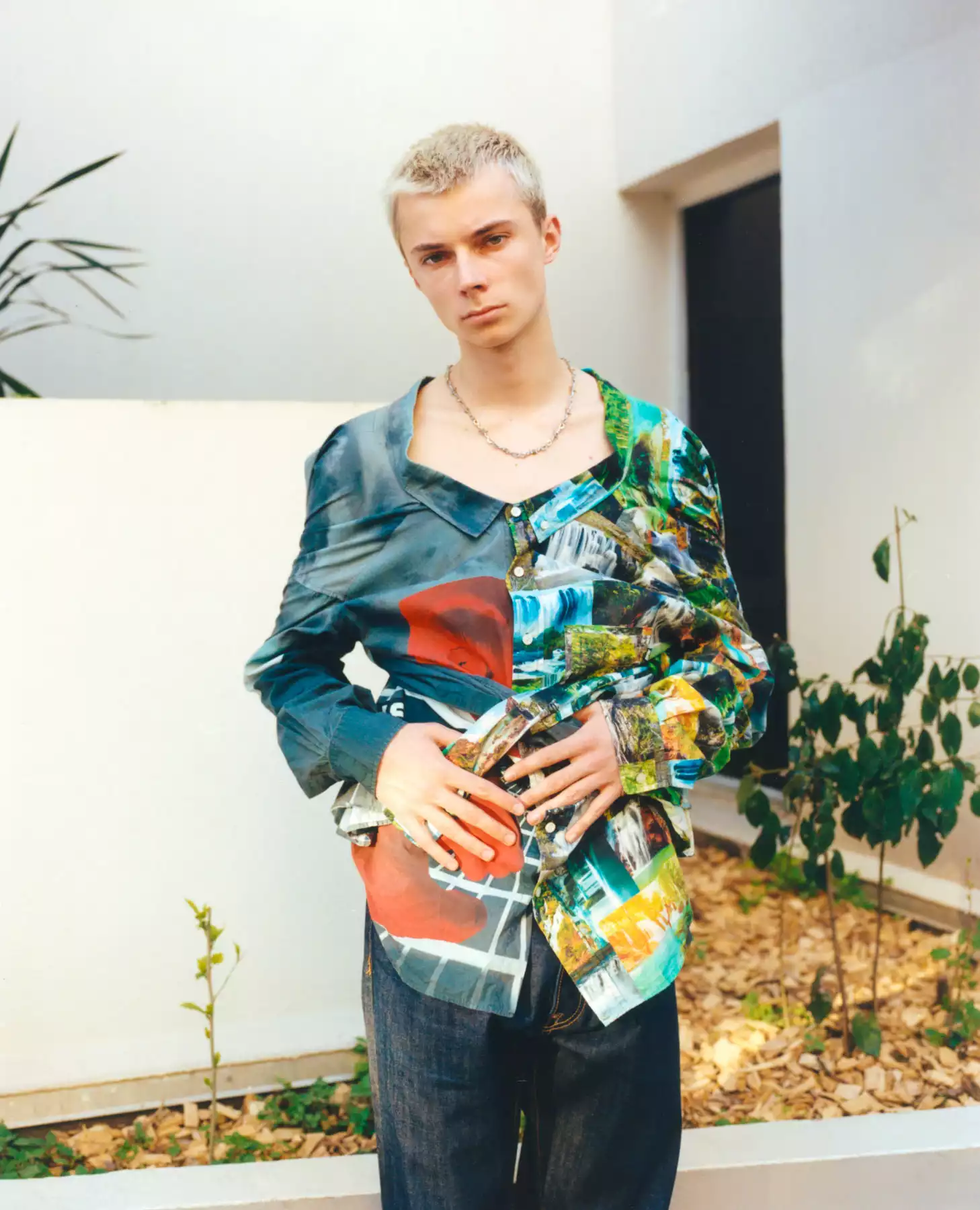 Le photographe de cette image est le photographe de mode Raul Guillermo. Il a ici photographié le portrait d’un jeune mannequin aux cheveux blonds. Le mannequin porte une chemise aux couleurs fortes et barriolées. Le mannequin est photographié en extérieur. Raul Guillermo aime photographier ce genre de portrait très mode.