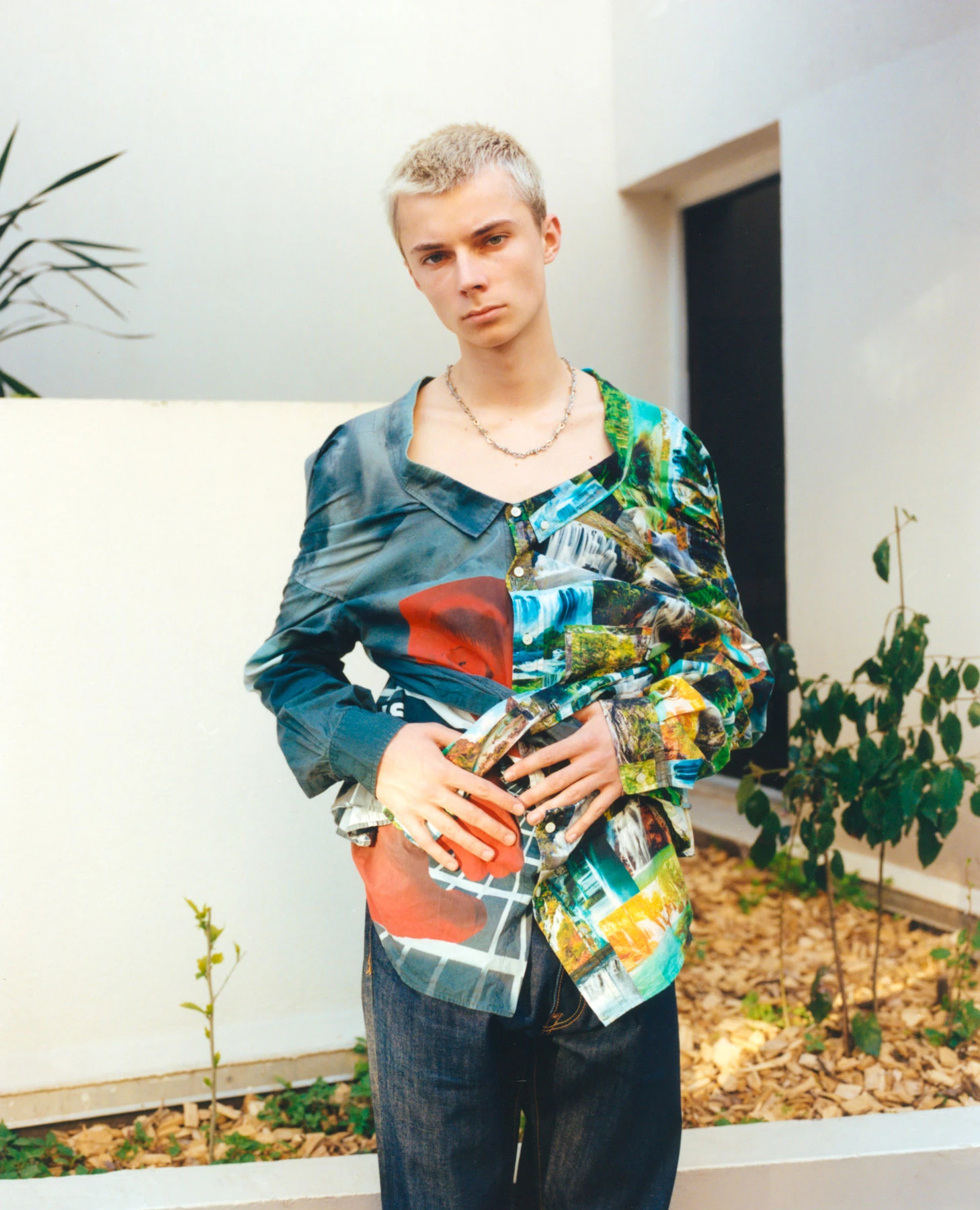 Le photographe de cette image est le photographe de mode Raul Guillermo. Il a ici photographié le portrait d’un jeune mannequin aux cheveux blonds. Le mannequin porte une chemise aux couleurs fortes et barriolées. Le mannequin est photographié en extérieur. Raul Guillermo aime photographier ce genre de portrait très mode.