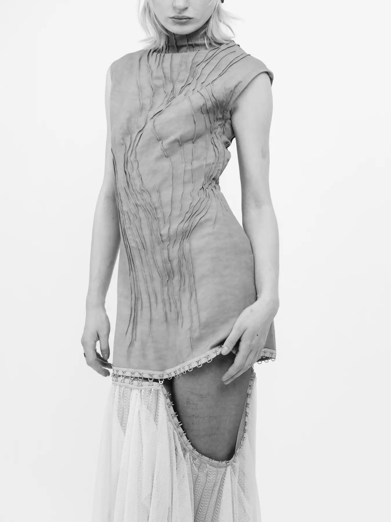 Cette photographie est un close up du buste d’une jeune femme. La photographie est en noir et blanc. La mannequin présente une pose élégante. L’auteur de cette photographie est le photographe d’origine péruvienne appelé Raul Guillermo. Le photographe de mode Raul Guillermo est représenté par l’agence de talent ANTIGNY AGENCY.