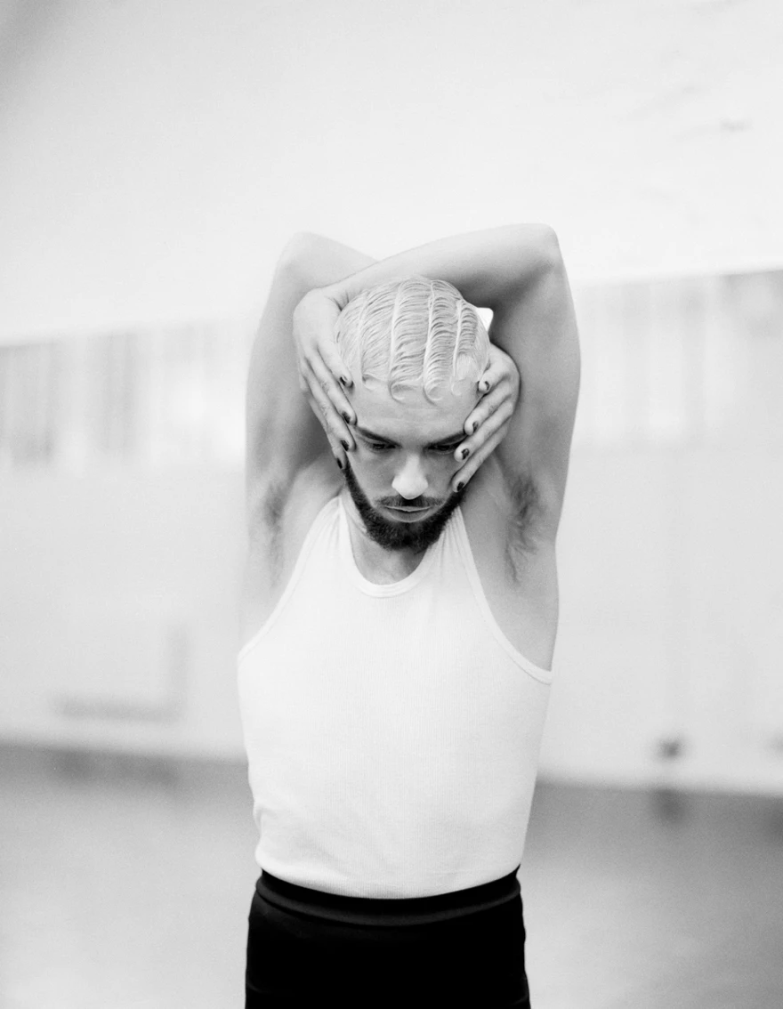 Shooting photo en noir et blanc d’un danseur réalisé par Raul Guillermo.