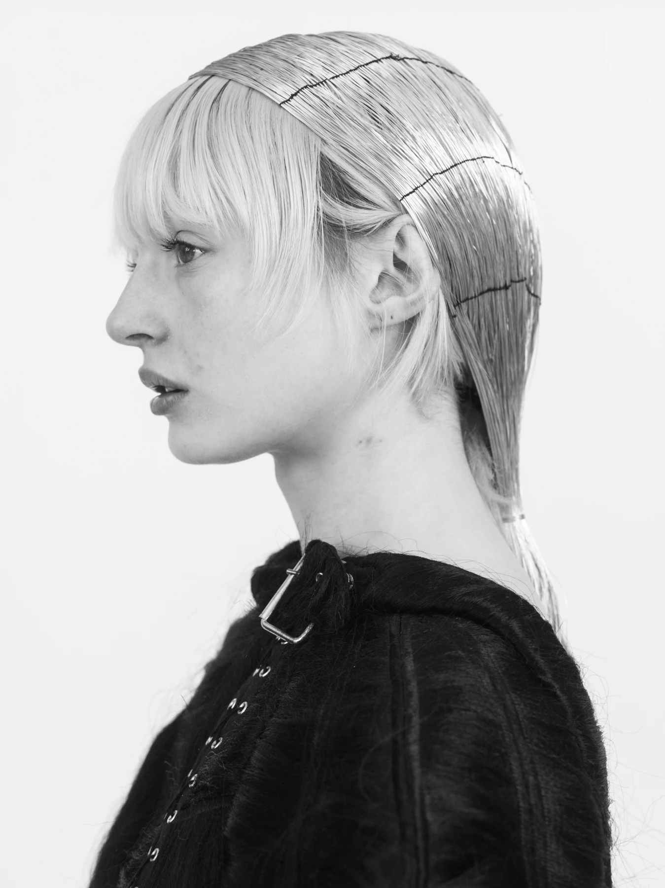 Cette photographie de mode représente le portrait en noir et blanc d’une femme de profil. Elle est habillée de noir. Cette photographie est une photographie du photographe de mode Raul Guillermo. Le photographe Raul Guillermo est représenté par ANTIGNY AGENCY. ANTIGNY AGENCY est une agence de représentation d’artistes fondée par Alexis Antigny. Cette agence représente des photographes et des set designers.