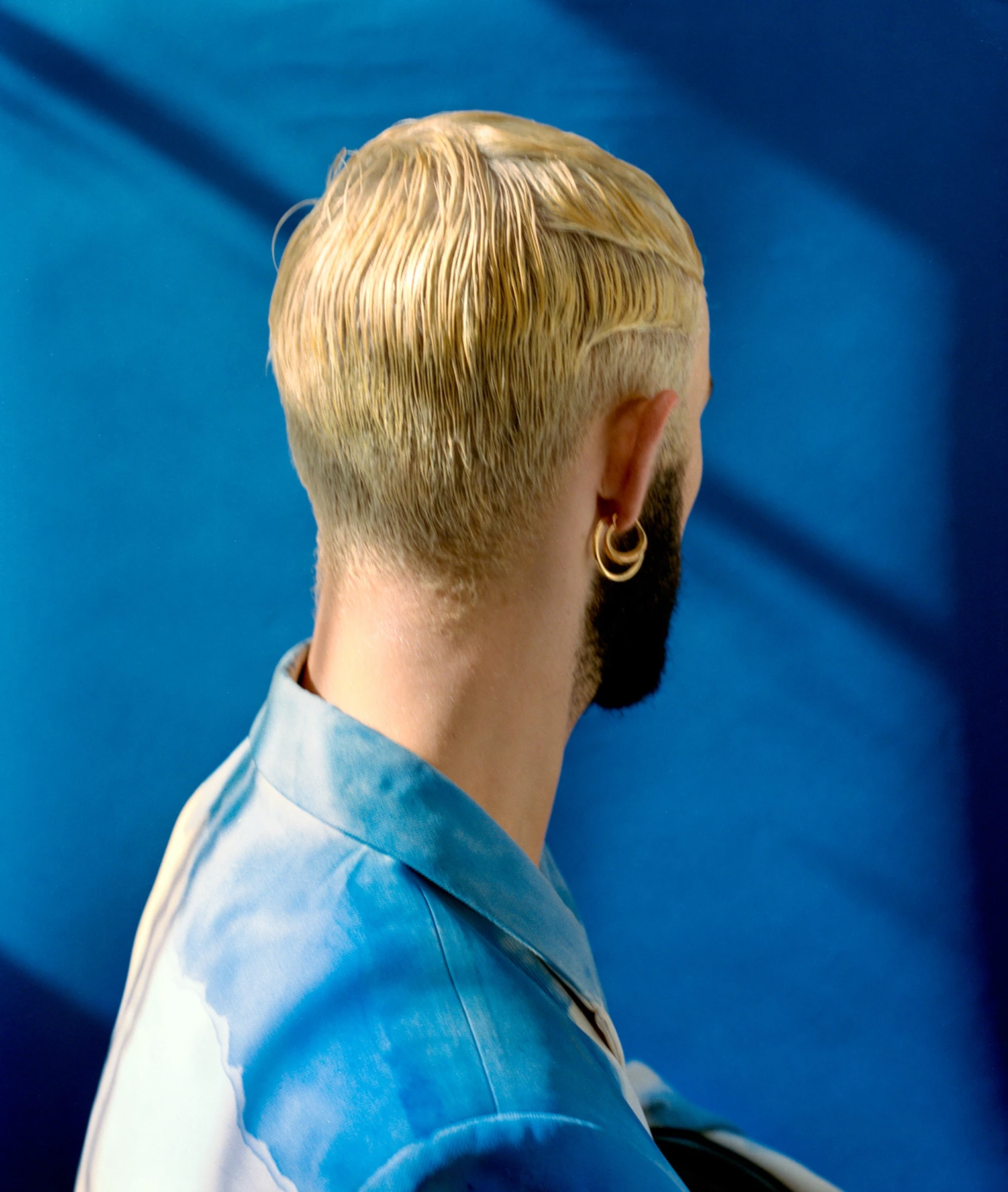 Cette photographie est un Portrait d’un danseur sur fond bleu réalisé par le photographe Raul Guillermo. Raul Guillermo est un photographe d’originie péruvienne basé à Paris. Le photographe Raul Guillermo est représenté par Alexis Antigny. Alexis Antigny est le représetant de l’agence de photographie Antigny Agency.